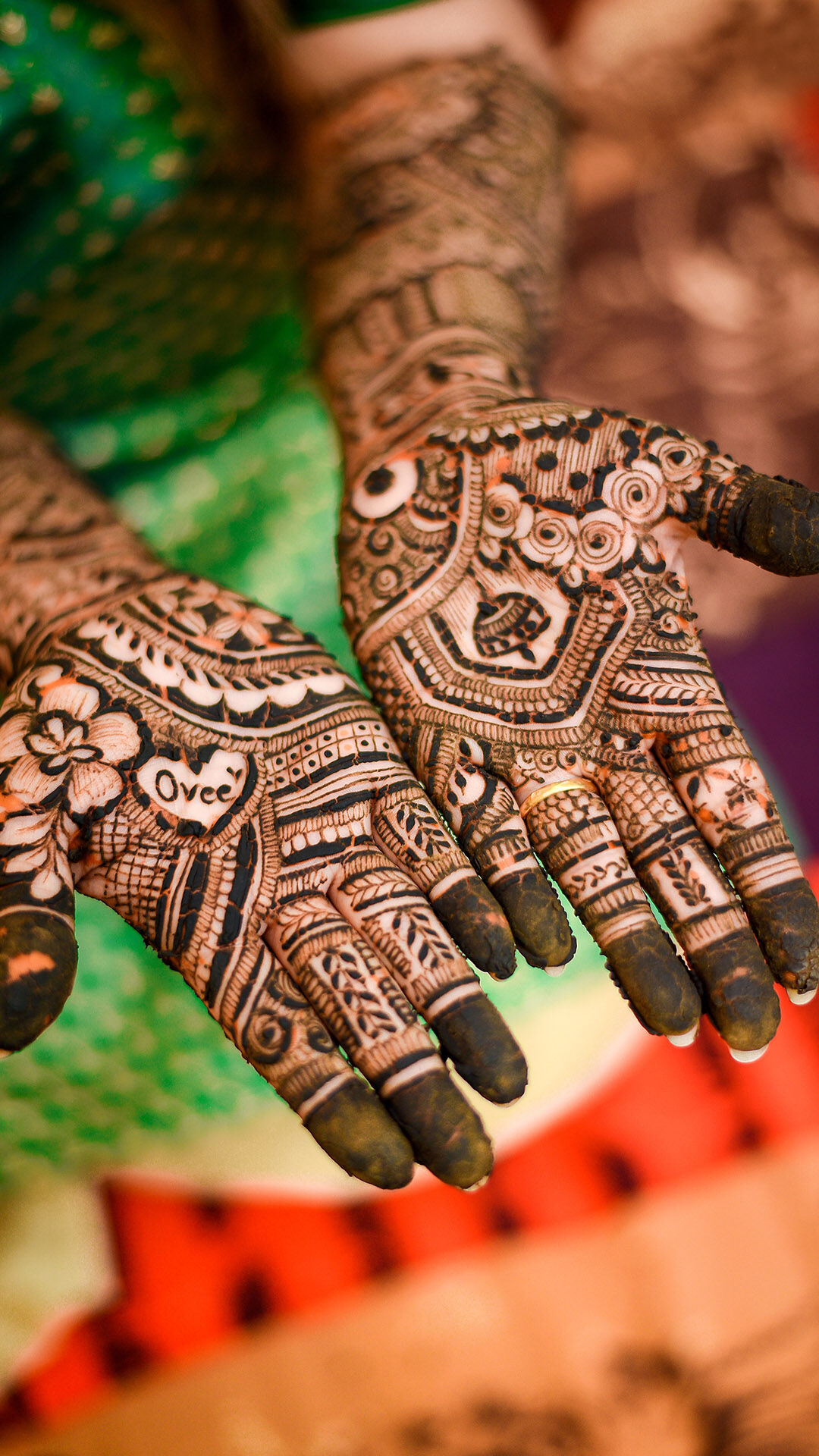 Bride flaunting her beautifull modern mehendi design